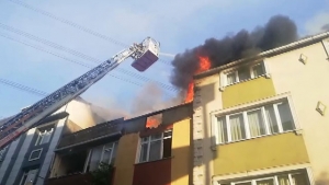 Sultangazi'de binanın çatısı alev alev yanıyor