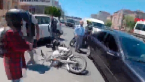 Avcılar'da motosiklet kazası ve sonrasında çıkan kavga kamerada