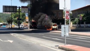 Beyoğlu'nda korkutan anlar: Araç yandı cadde kapatıldı
