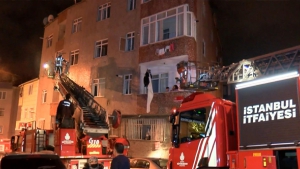 Gaziosmanpaşa'da yangın! İtfaiye ekipleri  12 kişiyi kurtardı