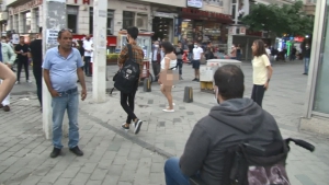 Taksim Meydanı'nda kavga eden Faslı 2 kadından biri, gözaltına alınmamak için soyundu