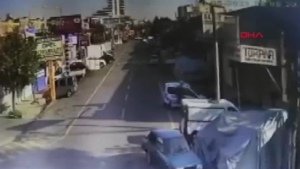 Başakşehir Sanayi'de iki çırak polis aracını alıp pitbull çaldı