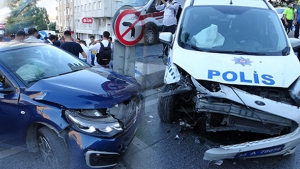 Sultangazi'de polis aracı ile otomobil kafa kafaya çarpıştı: 2'si polis, 3 yaralı