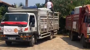 Marmaris'teki yangınları söndürmek isteyen vatandaşlar kamyonları dönüştürüyor