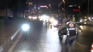 İstanbul'da Hareketli Anlar... Motosiklet Sürücüsü Uygulama Noktasından Böyle Kaçtı