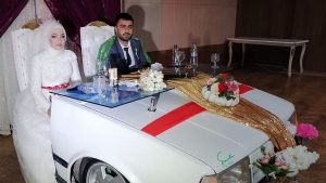 Damat Ahmet Hakan Macit hurda aracın ön tarafından gelin masası yaptı