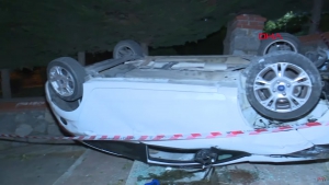 Ümraniye'de Sürücüsünün Navigasyona Uyarak Merdivenli Sokağa Girdiği Otomobil Takla Attı