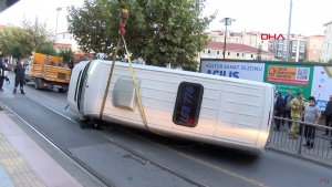 Güngören'de servis minibüsü tramvay yoluna devrildi; seferler aksadı
