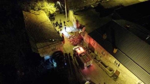 Konya’da deprem sonrası dışarıda kalan batandaşlar ateş yakarak ısındı