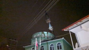 Fırtınaya dayanamayan minare yan yattı