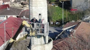 Arnavutköy'de lodostan zarar gören minarenin sökümüne başlandı