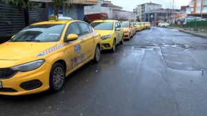 Ataşehir'de Taksimetre Güncelleme Kuyruğu Havadan Görüntülendi