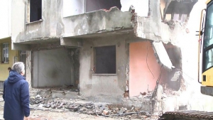 Esenyurt'ta Mahallelinin Korkusu Haline Gelen Metruk Bina Yıkıldı