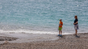 Sıcak havayla birlikte turistler Konyaaltı Sahili'ne koştu
