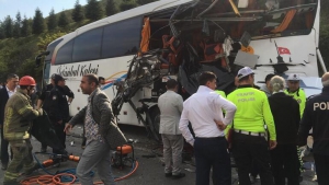 Bursa'da kamyon, yolcu otobüsüne çarptı