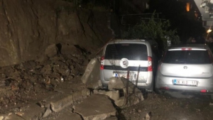 Ankara'daki Sağanakta İstinat Duvarı Çöktü; 5 Araç Zarar Gördü