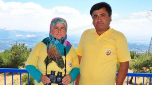 Yunt Dağı'nda Eşinin Yanında Gönüllü Olarak Ormanı Gözetliyor