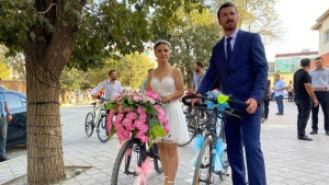 Bisiklette tanışıp, bisiklette evlendiler