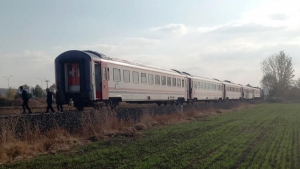 Afyon'da Tren, Hemzemin Geçitte Minibüse Çarptı