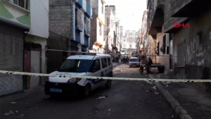 Gaziantep'te husumetli iki ailenin silahlı çatışmasında, sokakta oynayan 3 çocuk tüfekle vuruldu