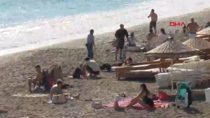 Antalya'da turistler kasım ayında denizde yüzüp, sahilde güneşlendi