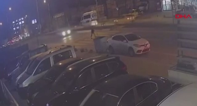 Arnavutköy'de yaya geçidinde otomobil çarptı