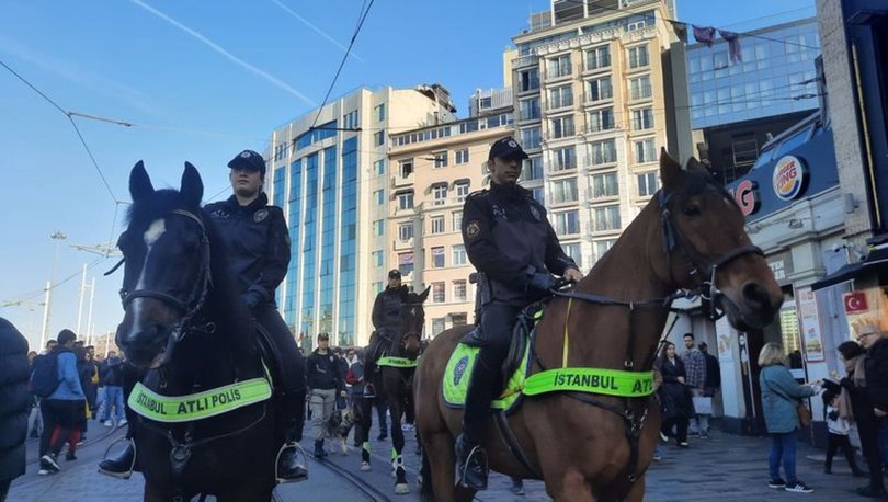 Taksim'de Atlı Polisler Yılbaşı Öncesi Devriye Gezdi