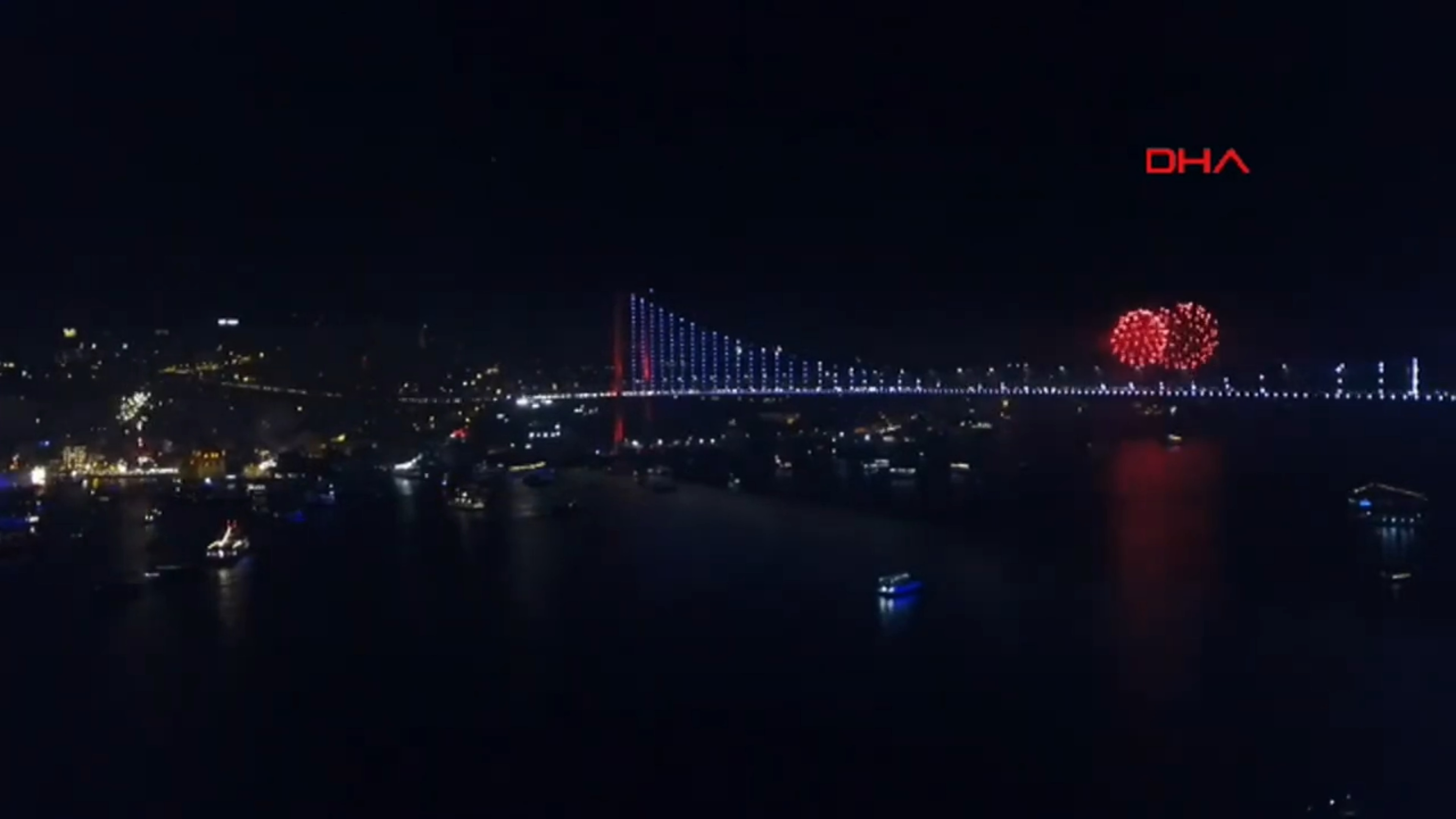 İstanbul Boğazı'nda havai fişekli yeni yıl kutlaması