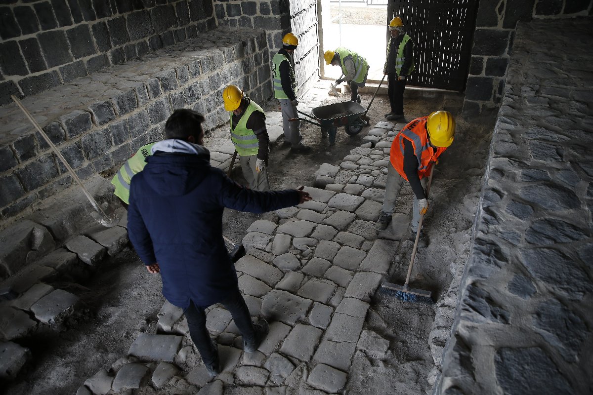 Diyarbakır’da Restorasyon Çalışmalarında 1700 Yıllık Taş Döşeme Ortaya Çıktı