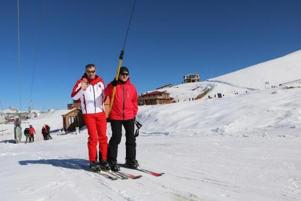 Hakkari'de 2 Bin 800 Rakımlı Kayak Merkezi Tek Pistle Açıldı