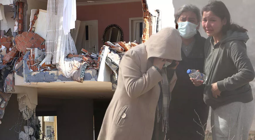 Depremde Ağır Hasar Alan Evlerinin Yıkılışını Gözyaşlarıyla İzlediler