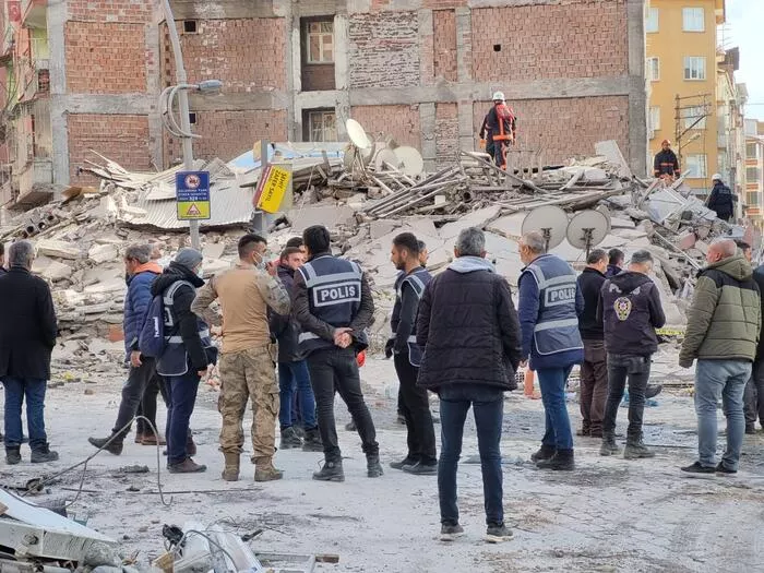 Malatya'da Ağır Hasarlı 6 Katlı Bina Çöktü