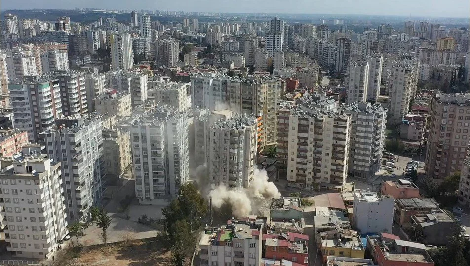 Depremde Ağır Hasar Gören 14 Katlı Apartman Kontrollü Olarak Yıkıldı