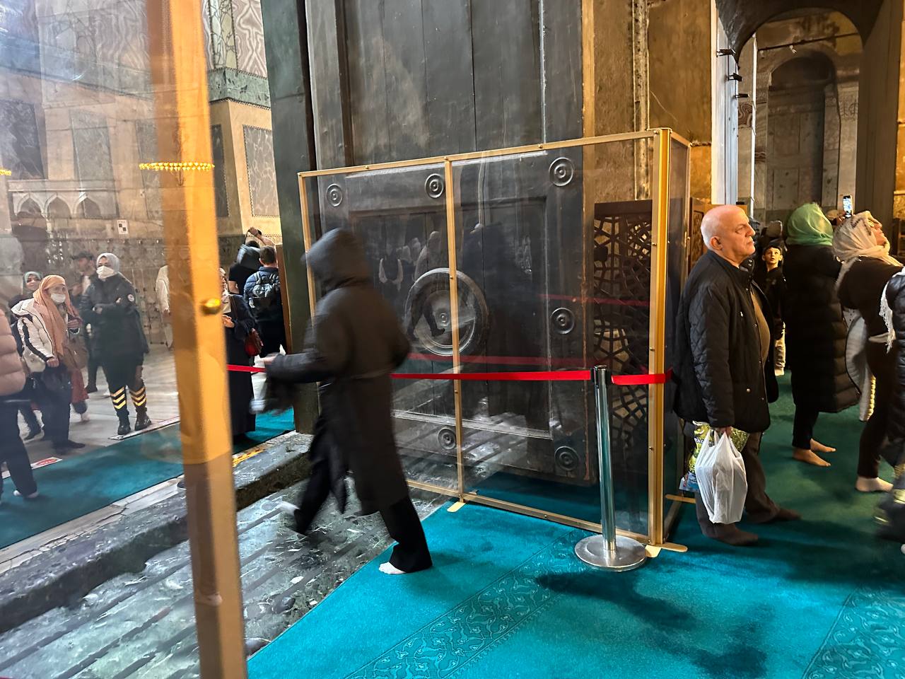Ayasofya Camii'nin 'İmparatorluk Kapısı'na Cam Bölmeli Koruma