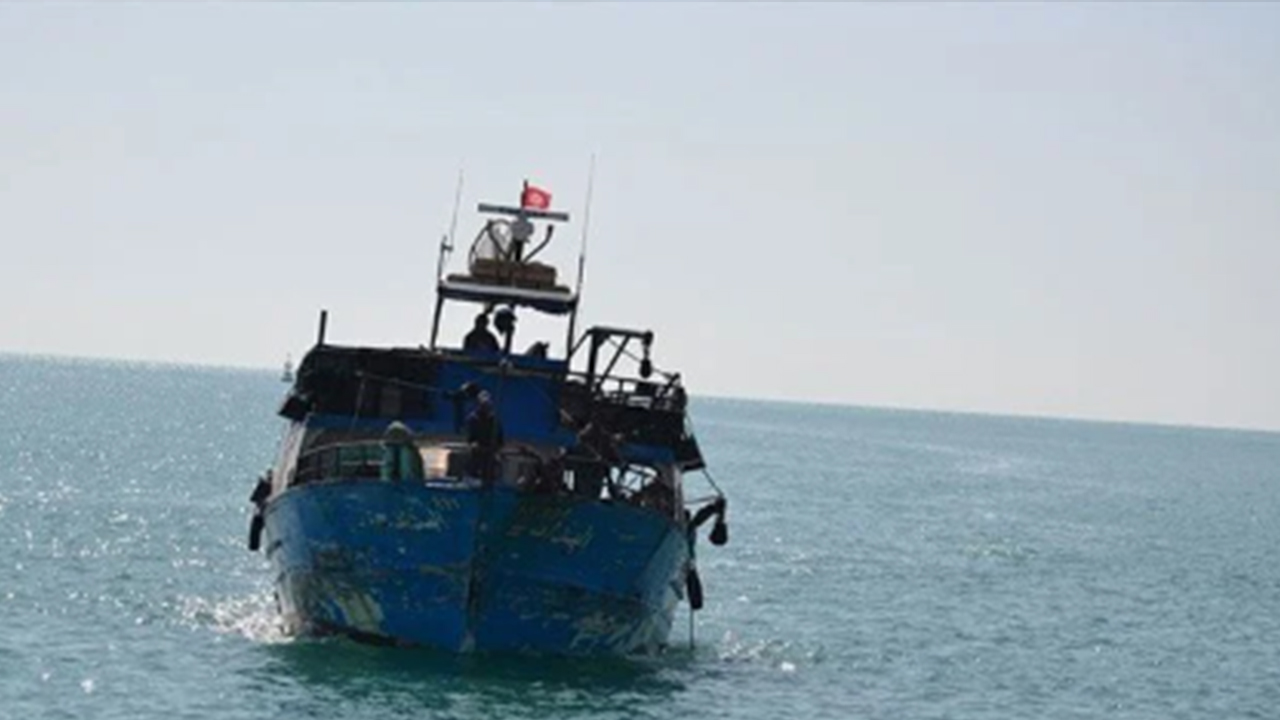 Düzensiz göçmenlerin bulunduğu tekne battı