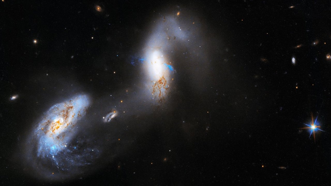 Hubble'ın gözünden "olağanüstü parlak" galaksiler