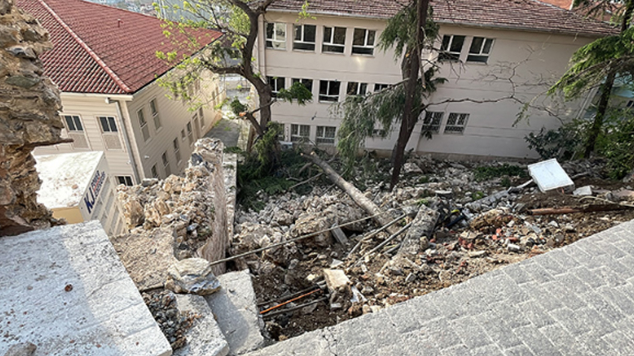 Beyoğlu'nda istinat duvarı çöktü: Felaketten kıl payı dönüldü