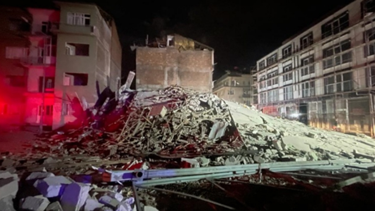 Malatya'da ağır hasarlı bina çöktü: Bir can kaybı