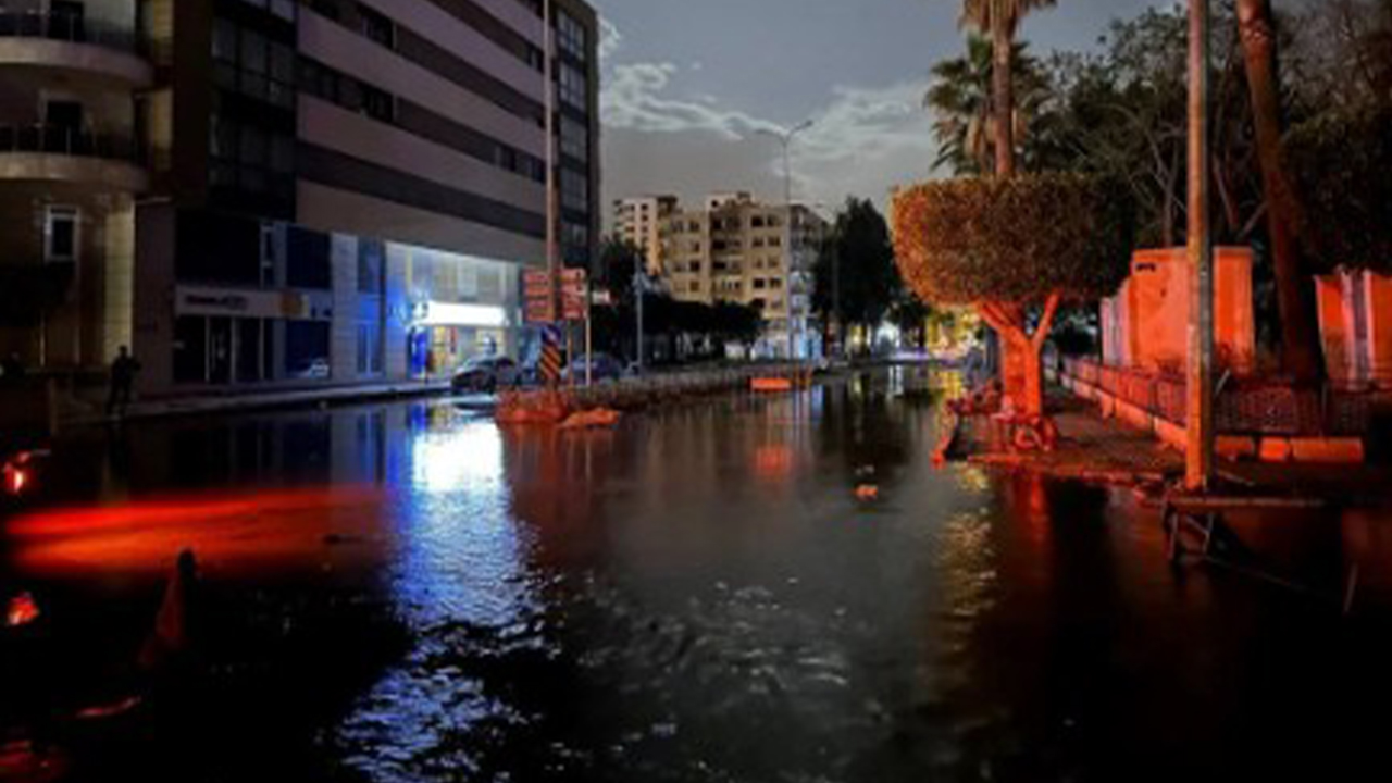 İskenderun'da caddeler sular altında kaldı