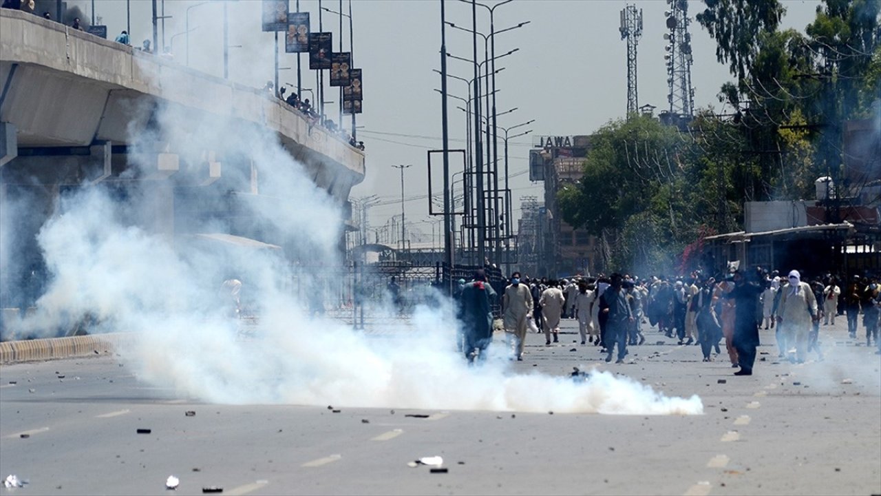 Pakistan'da "İmran Han" protestoları: 9 ölü