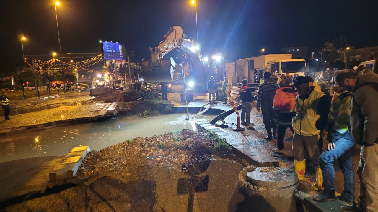 Ankara'da otoyol çöktü, araç içine gömüldü