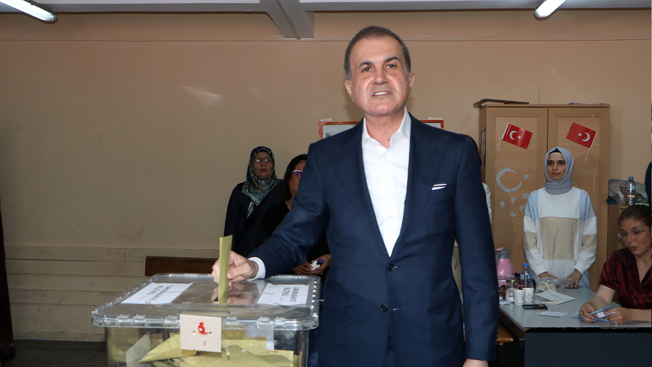 AK Parti Sözcüsü Ömer Çelik, oyunu kullandı