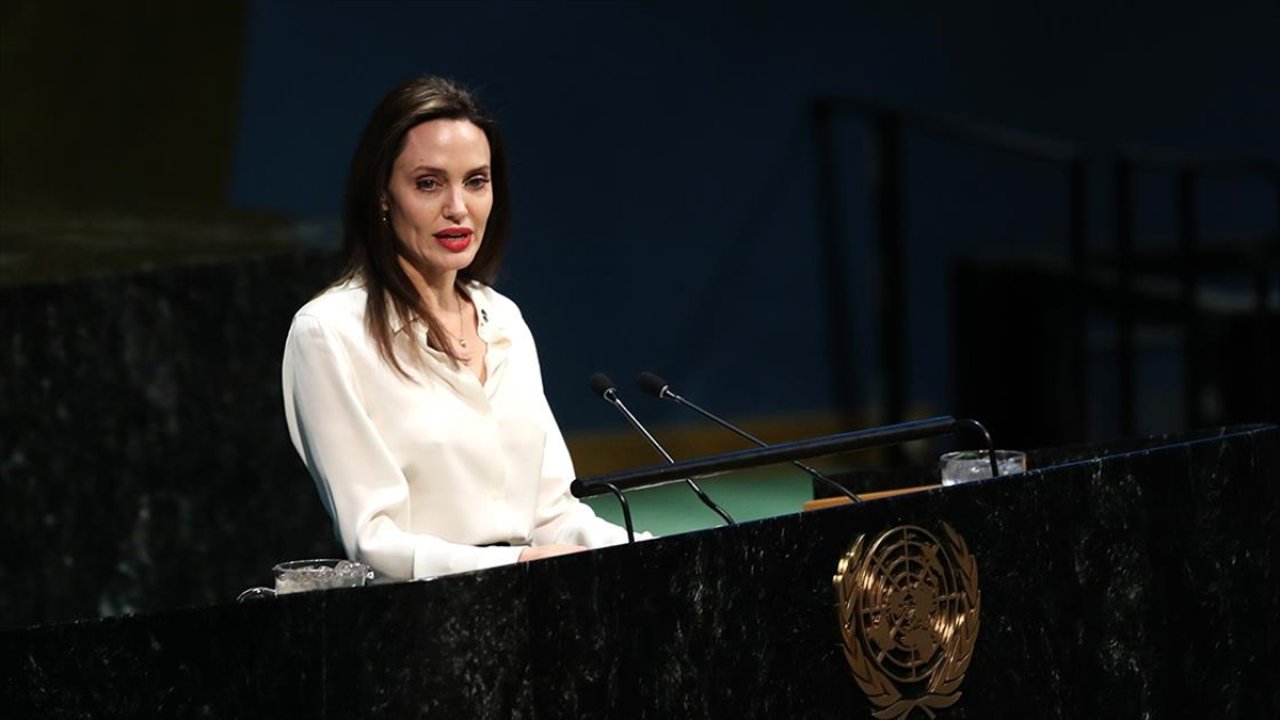 Angelina Jolie moda dünyasına atıldı