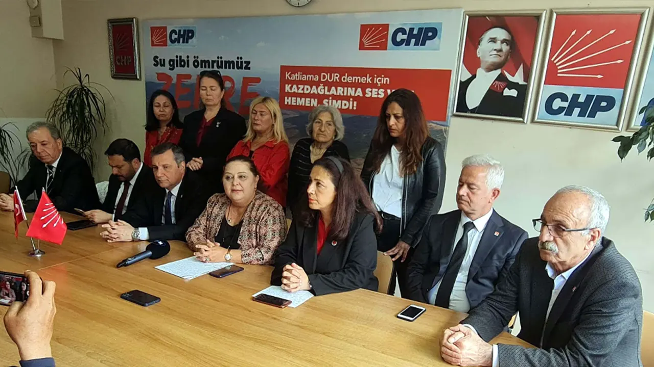 Depremzedelerle ilgili paylaşım yapan CHP'li Kadın Kolları Başkanı görevden alındı