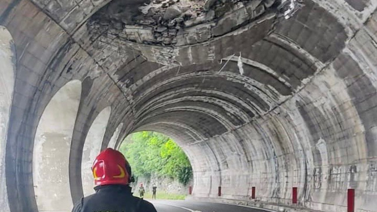 İtalya’da dağ tünelinin tavanı çöktü