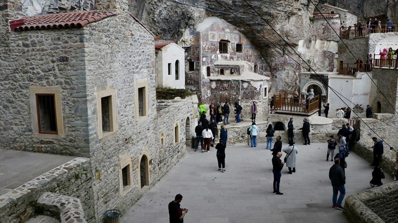 Restorasyon çalışmaları bitti. Turistler Sümela Manastırı'na akın etti