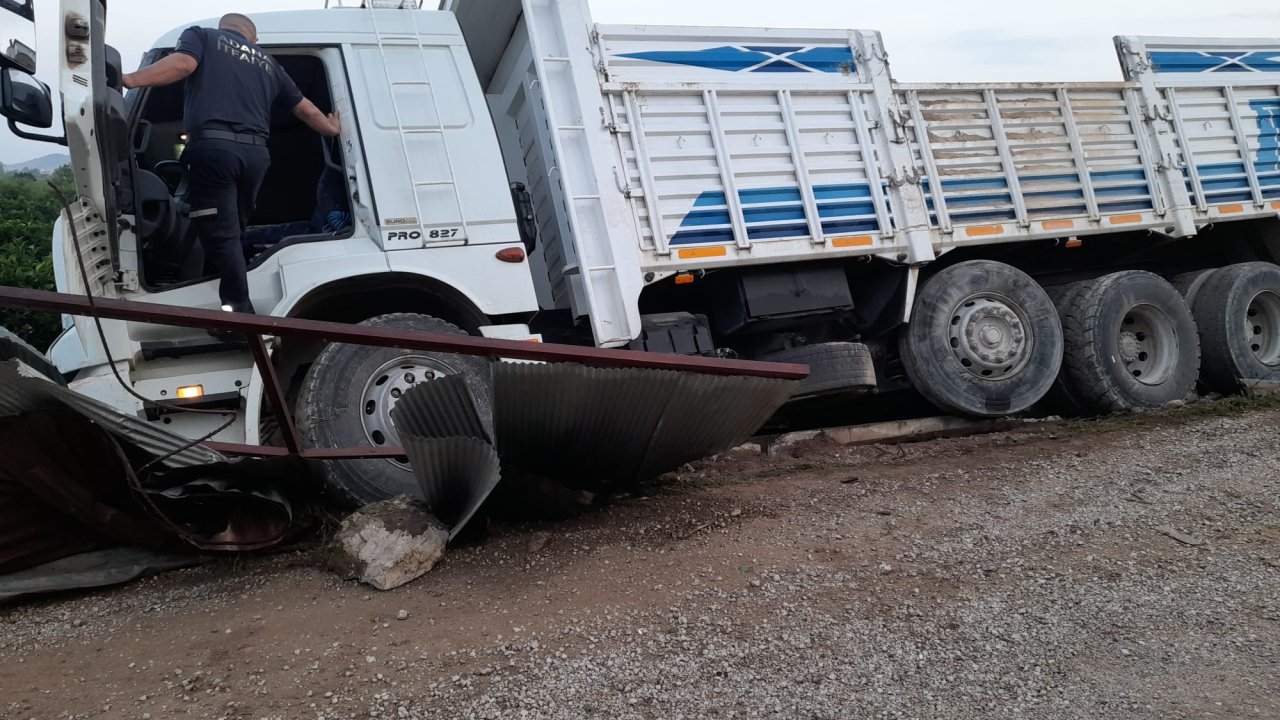 Adana Kozan'da kamyon şarampole düştü: 1 ölü