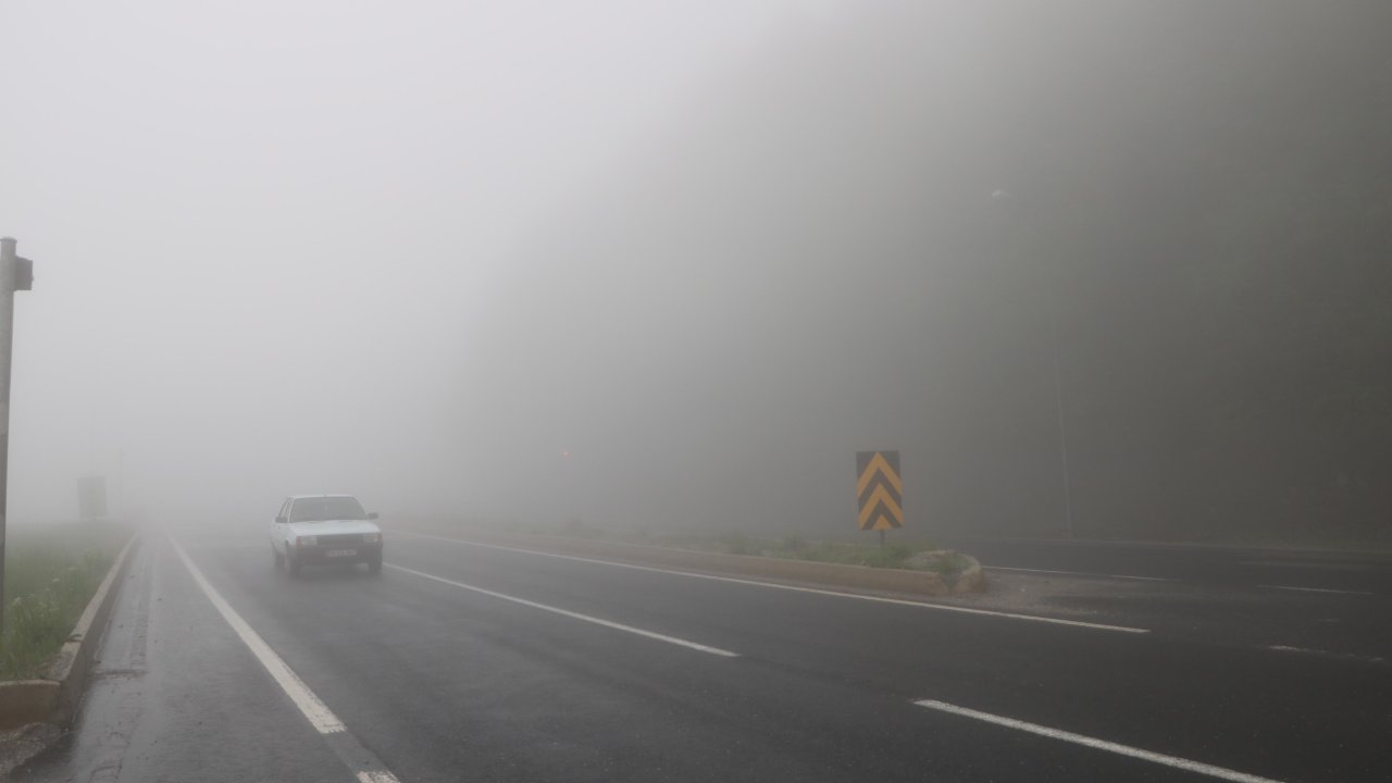 Bolu Dağı’ndaki sis sürücülere zor anlar yaşattı