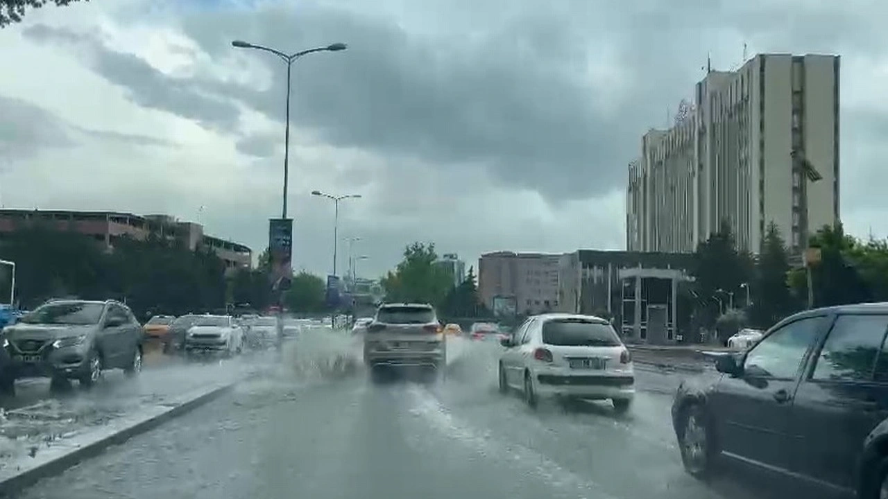 Ankara'da sağanak yağış ve dolu hayatı felç etti