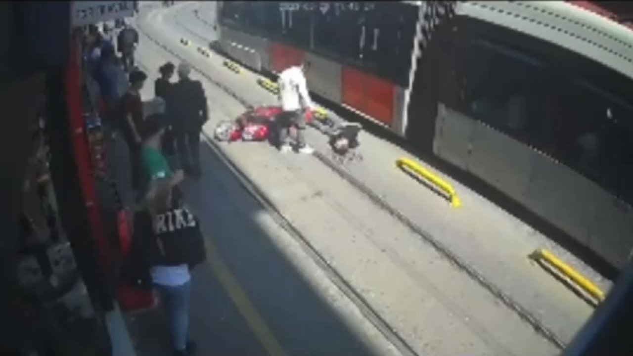 Tramvay yolunda yayaya motosikletli çarptı